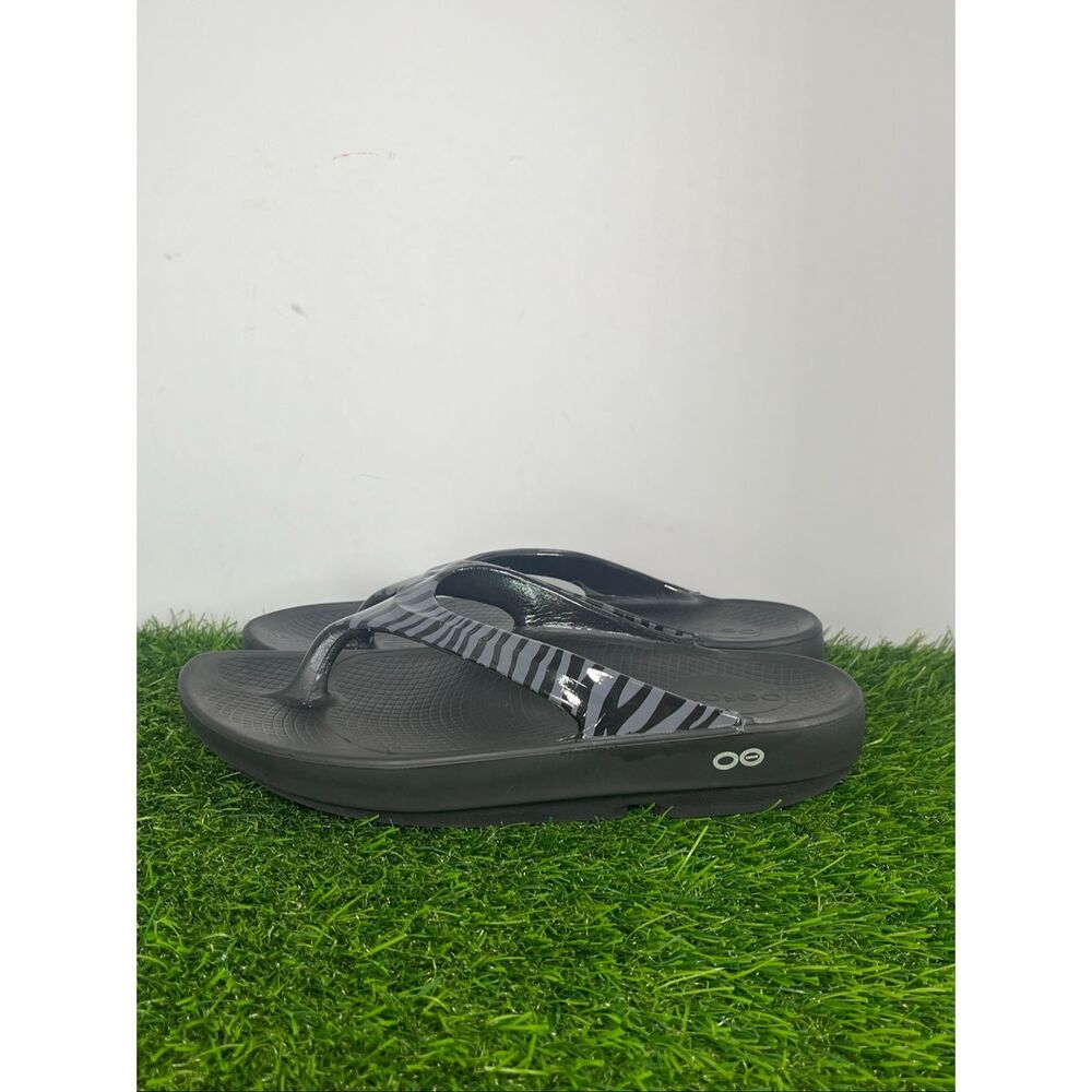 OOFOS OOlala Black Gray Zebra Recovery Flip Flops Women’s US 9 Sandals